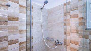 Maisonette | Badezimmer | Dusche, Haartrockner, Handtücher, Toilettenpapier