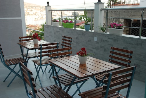 Crown Deluxe Apartments