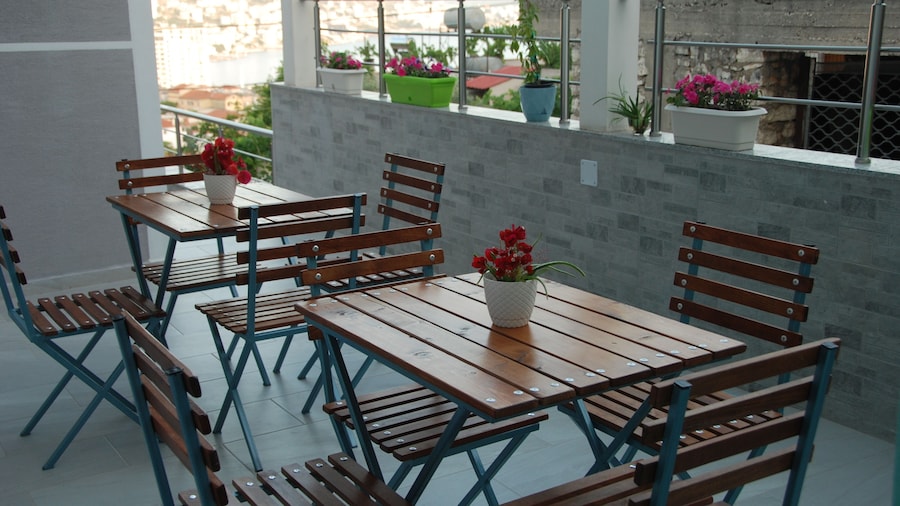 Crown Deluxe Apartments