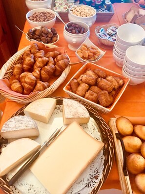 Tägliches Frühstücksbuffet gegen Gebühr