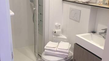 Comfort Room, Multiple Beds | Bathroom | Shower, free toiletries, hair dryer, towels