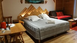 Family Room | 2 bedrooms, desk, blackout drapes, soundproofing
