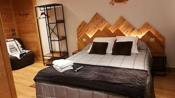 Comfort Room, Multiple Beds | 2 bedrooms, individually decorated, individually furnished, desk
