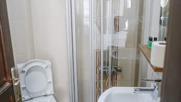 Ducha, artículos de tocador gratuitos, secador de pelo, pantuflas