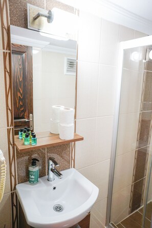 Deluxe Room, Sea View | Bilik Mandi | Pancuran mandi, kelengkapan dandanan diri percuma, pengering rambut 