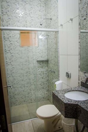 Ducha, artículos de tocador gratuitos, secador de pelo, toallas