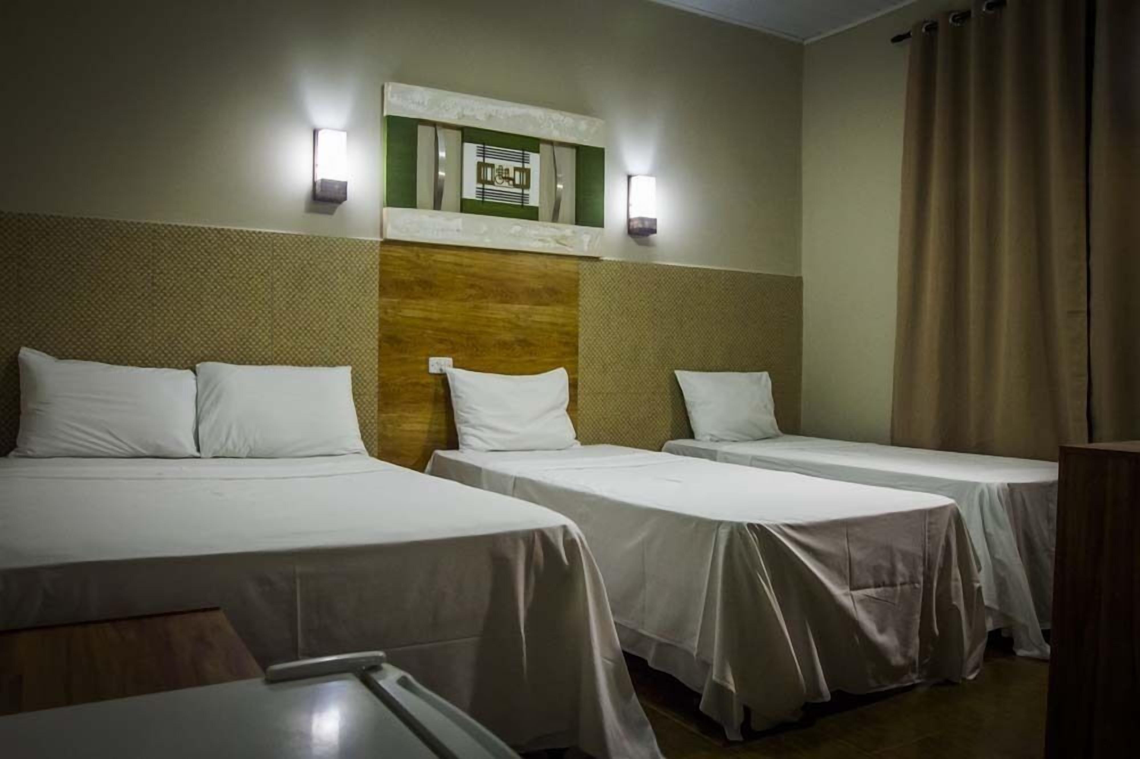 Driepersoonskamer | Een minibar, verduisterende gordijnen, gratis wifi, beddengoed