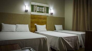 Driepersoonskamer | Een minibar, verduisterende gordijnen, gratis wifi, beddengoed