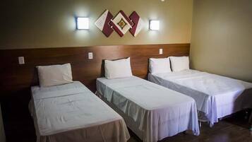 Quarto triplo | Frigobar, cortinas blackout, Wi-Fi de cortesia, roupa de cama