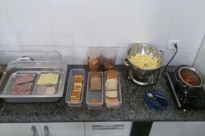 Free daily buffet breakfast  - Barbara's Hotel (Junqueirópolis)