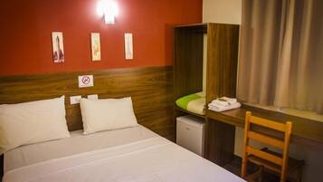 Een minibar, verduisterende gordijnen, gratis wifi, beddengoed