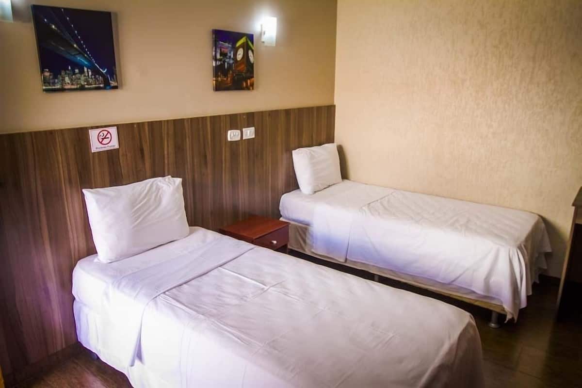 Double Room, 2 Twin Beds | Minibar, blackout drapes, WiFi (free), bed sheets