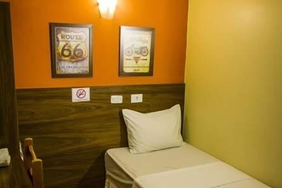 Basic Double Room Single Use, 1 Double Bed | Minibar, blackout drapes, WiFi (free), bed sheets