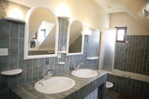 Habitación doble (Hermine) | Baño | Secadora de cabello y toallas