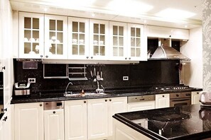 冷蔵庫、電子レンジ、コンロ、コーヒー / ティーメーカー