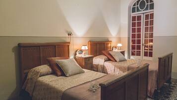 5 Schlafzimmer, Bügeleisen/Bügelbrett, kostenloses WLAN, Bettwäsche