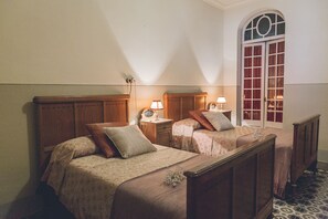 5 Schlafzimmer, Bügeleisen/Bügelbrett, kostenloses WLAN, Bettwäsche