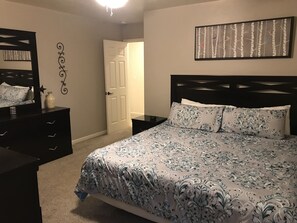 3 Schlafzimmer, Schreibtisch, Bügeleisen/Bügelbrett, Reisekinderbett