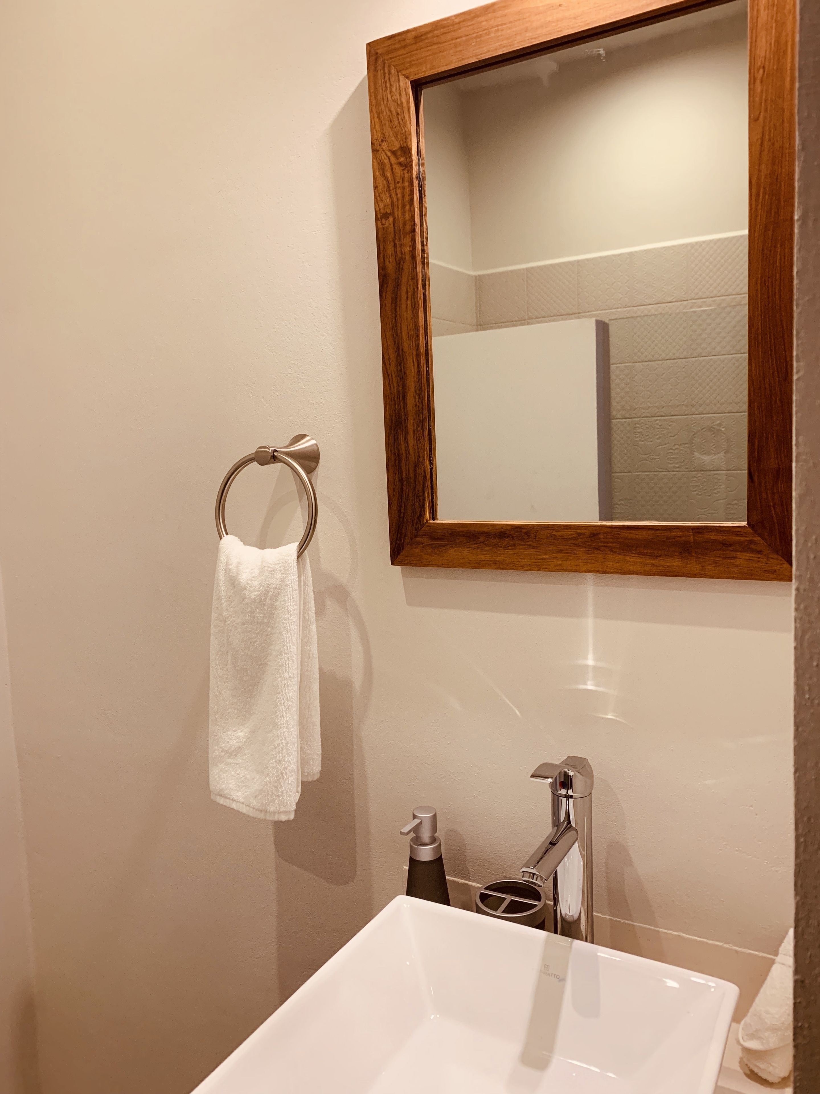 shower, rainfall showerhead, free toiletries, towels