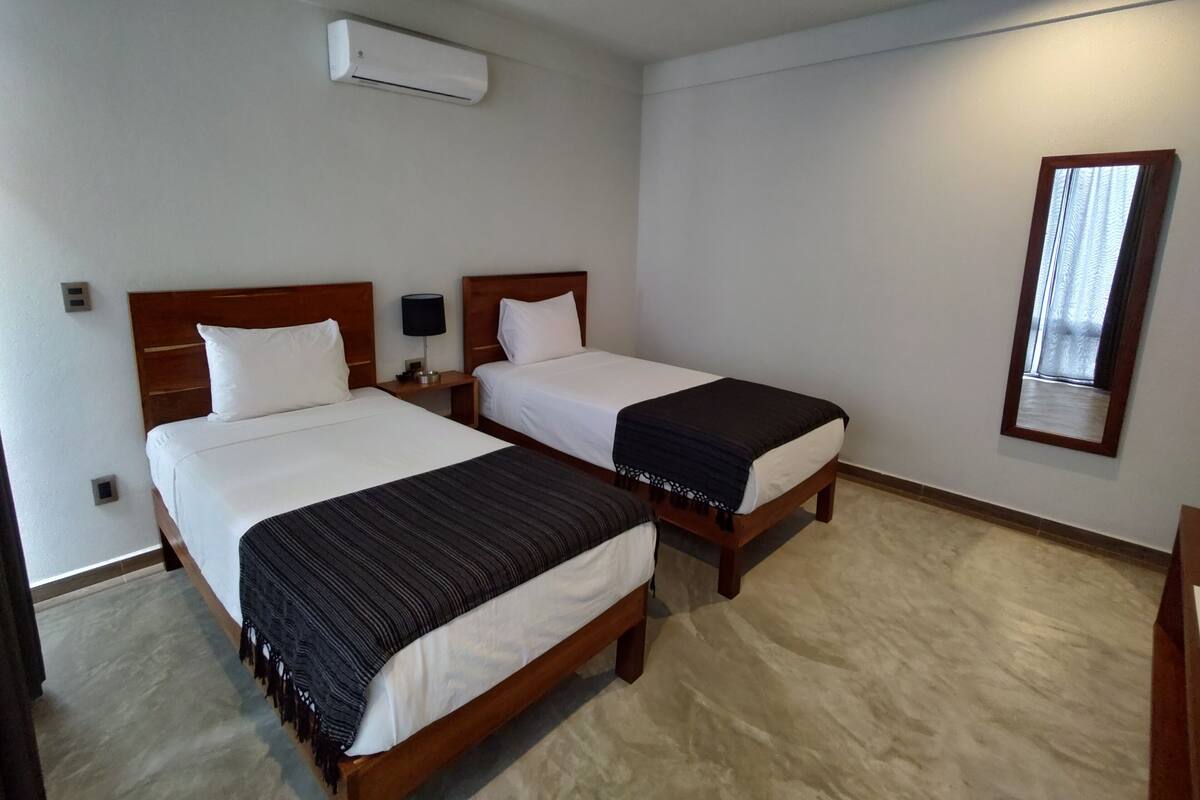 Kamar Twin Deluks | Seprai premium, tirai kedap cahaya, Wi-Fi gratis, dan seprai linen