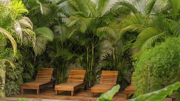 Kolam renang outdoor, dengan kursi berjemur