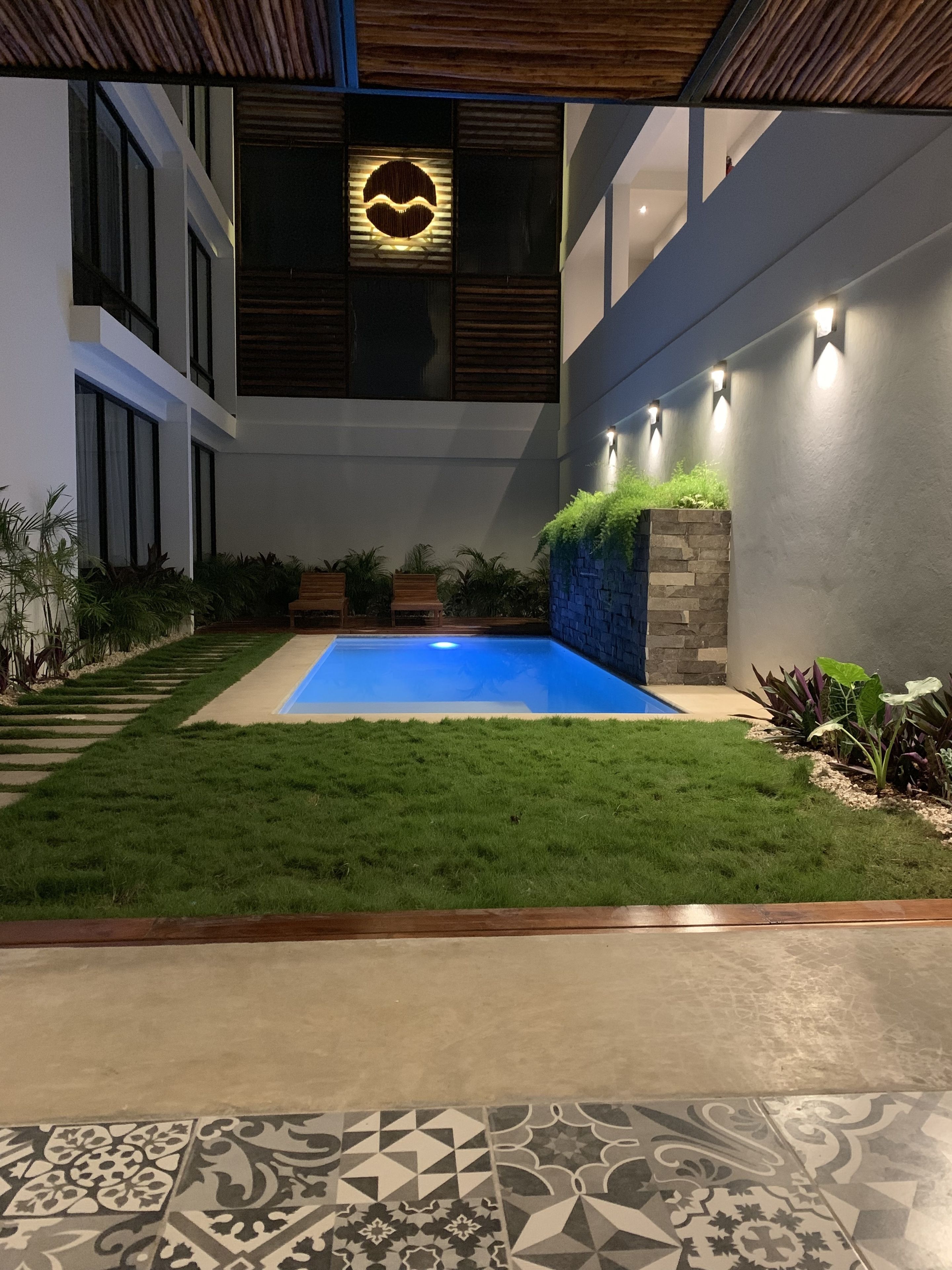 outdoor pool, open 9:00 am to 7:00 pm, pool loungers