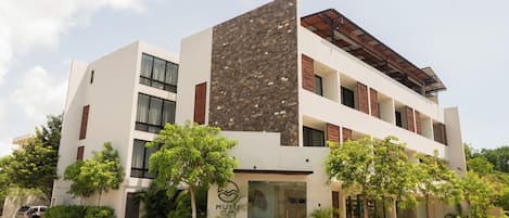 Vista frontal de la propiedad