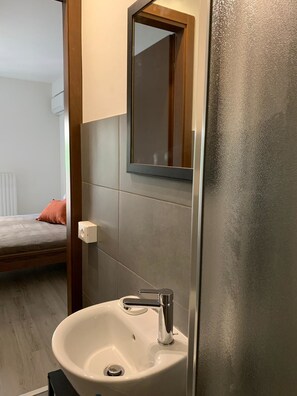 Double Room, Ensuite | Bilik Mandi | Pancuran mandi, bidet, tuala disediakan, sabun 