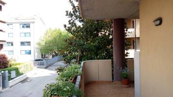Chambre Triple, salle de bains commune | Terrasse/Patio