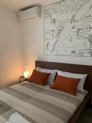 Triple Room, Shared Bathroom | Dihias secara berasingan, dilengkapkan perabot secara berasingan, meja 