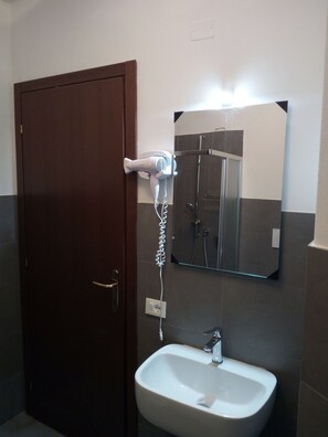 Dreibettzimmer, Gemeinschaftsbad | Badezimmer