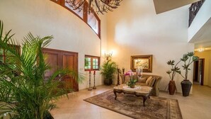 Vila (8 Bedrooms, 9 Bathrooms) | Área de estar