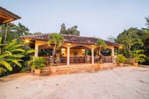 Villa (8 Bedrooms, 9 Bathrooms) | Terrass/Patio