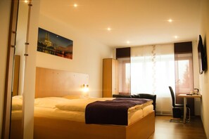 Escritorio, wifi gratis y ropa de cama