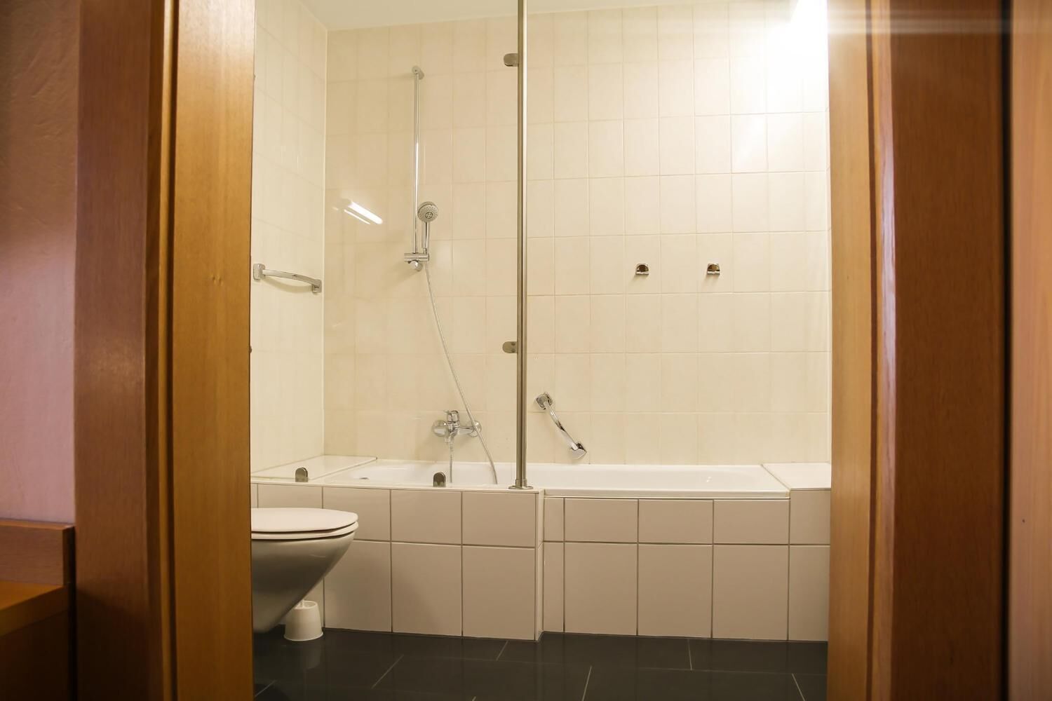 Un baño con inodoro, ducha y bañera.