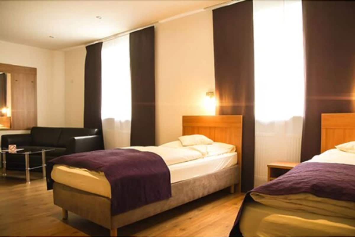 Dreibettzimmer | Schreibtisch, kostenloses WLAN, Bettwäsche