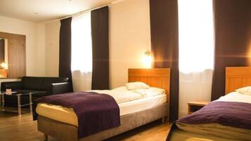 Dreibettzimmer | Schreibtisch, kostenloses WLAN, BettwÀsche