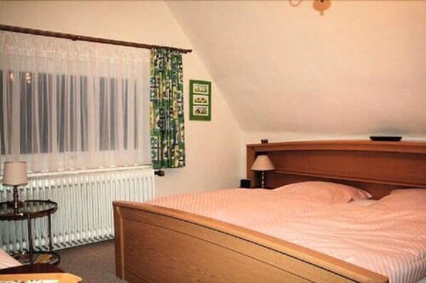 Doppelzimmer | Schreibtisch, kostenlose Babybetten, Zustellbetten, kostenloses WLAN
