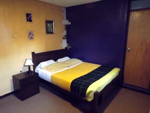 Individually decorated, individually furnished, laptop workspace - El Manzano Hostel (Puno)