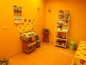 Shared fridge, microwave, blender, cookware/dishes/utensils - El Manzano Hostel (Puno)
