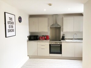 Réfrigérateur grande capacité avec congélateur, four à micro-ondes