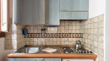 Studio | Private kitchen | Fridge, stovetop, toaster, cookware/dishes/utensils