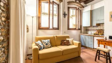 Studio | Living room | TV