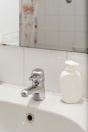 Studio | Bathroom | Shower, rainfall showerhead, hair dryer, towels