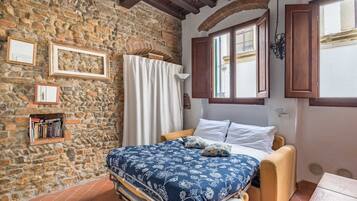 Estúdio | Individualmente mobiliados, escrivaninha, berços grátis, roupa de cama