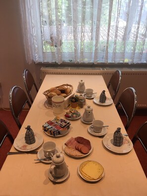 Colazione a buffet, servita tutte le mattine (5 EUR a persona) 