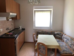 Apartamento (FEWO #1) | Cozinha privada | Fogão, talheres/pratos/utensílios de cozinha