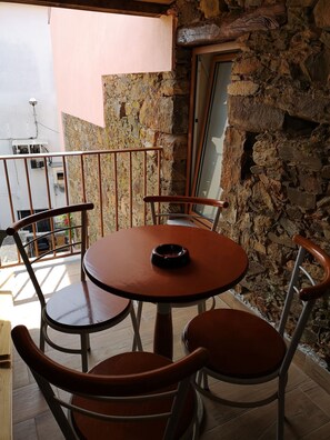 Outdoor dining - TITA HOUSE WASHINGTON (lavacolhos)