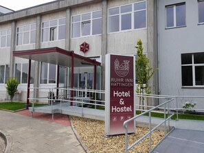 A hotel entrance with a sign indicating it is the Ruhr Inn Hattingen, offering a hotel and hostel.