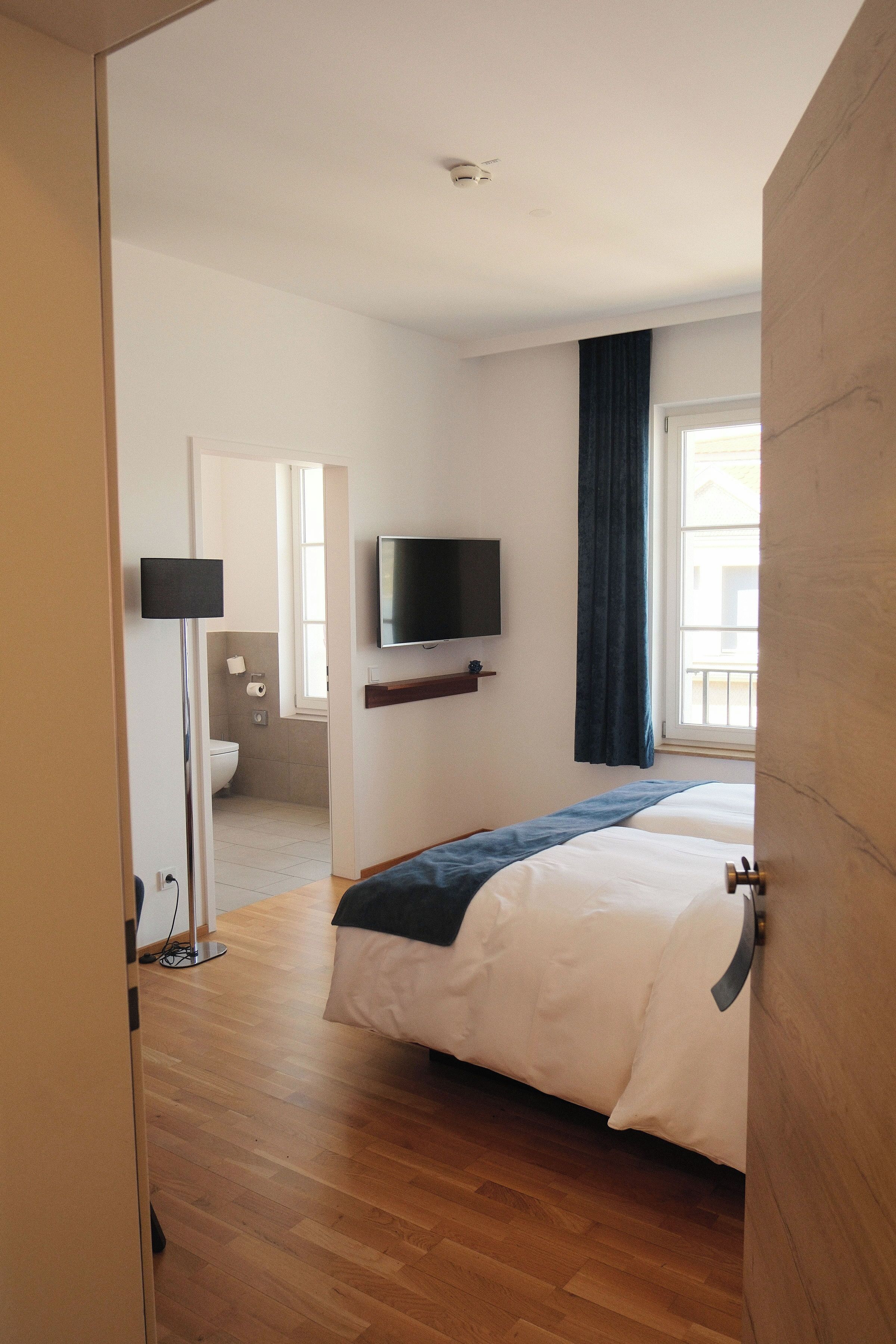 Hypo-allergenic bedding, in-room safe, desk, blackout drapes